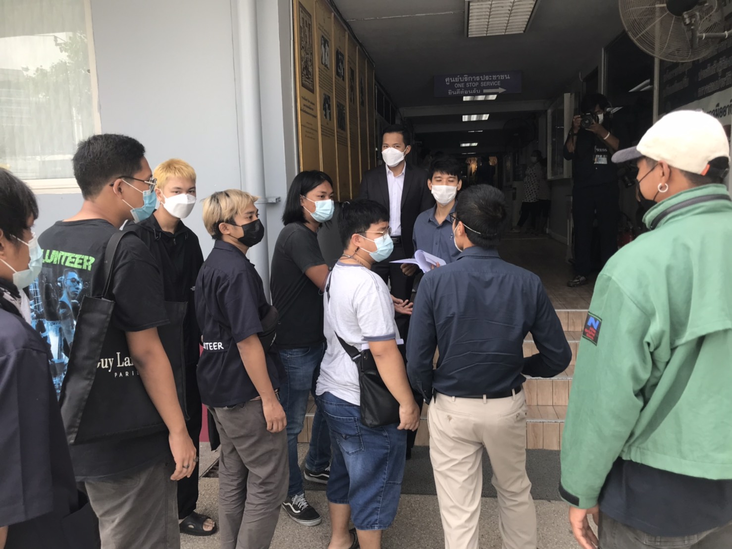 แก๊งค์วีโว่  ขึ้นโรงพักพหลฯ ทวงทรัพย์สินที่ตำรวจยึดเป็นของกลางคืน อ้างถูกยึดโดยมิชอบ