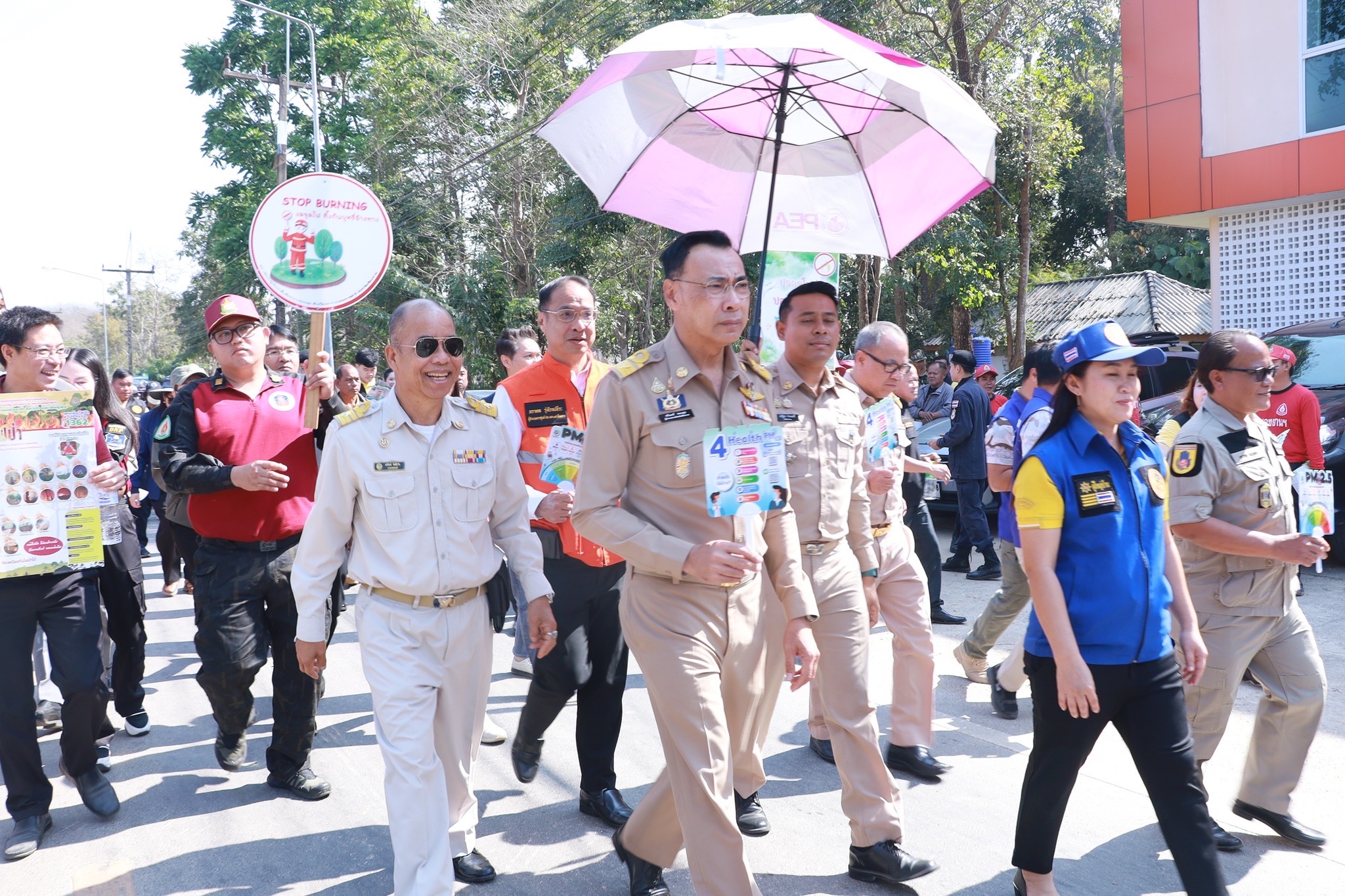 พ่อเมืองเชียงราย เดินหน้าเคาะประตูบ้าน รณรงค์หยุดเผา หยุดฝุ่น สร้างความรู้ให้ประชาชนเชิงรุก เพื่อคุณภาพอาก