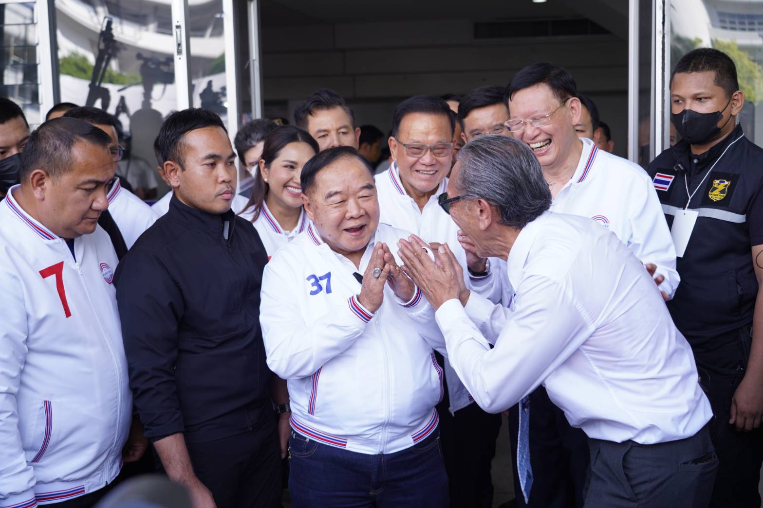 "บิ๊กป้อม" ยิ้มรับ "ชูวิทย์" อวยพรนั่งนายกฯ คนที่ 30 ลั่นจุดยืน "พปชร." หนุนกัญชาทางการแพทย์เท่านั้น