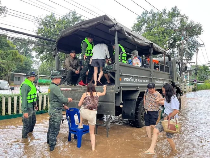 "มทบ.33" ส่งกำลังพลพร้อมยานพาหนะ ลุยช่วยชาวเชียงใหม่ถูกน้ำท่วม จัดครัวสนามแจกอาหาร-น้ำดื่มบรรเทาทุกข์