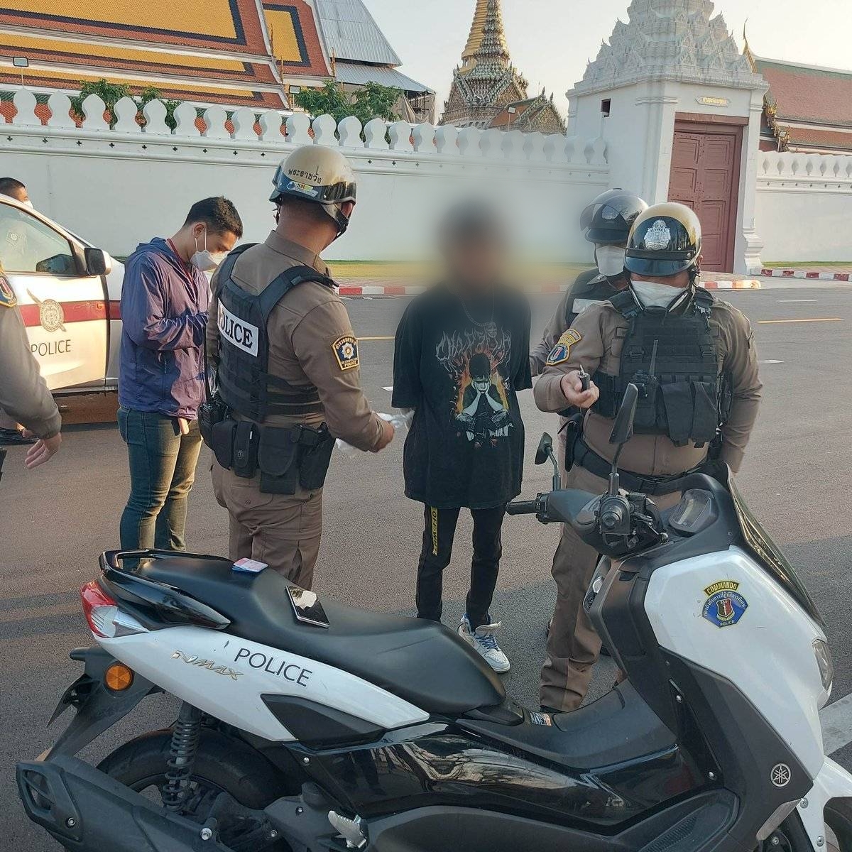 รวบทันควันศิลปินกลุ่มปลดแอกพ่นสีสเปรย์กำแพงวัดพระแก้ว