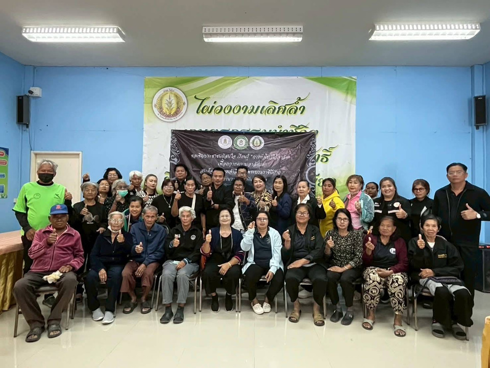 "อบต.ไผ่วง" ร่วมประดิษฐ์ "ริบบิ้นสีดำ" ถวายความอาลัยแด่สมเด็จพระพันปีหลวง