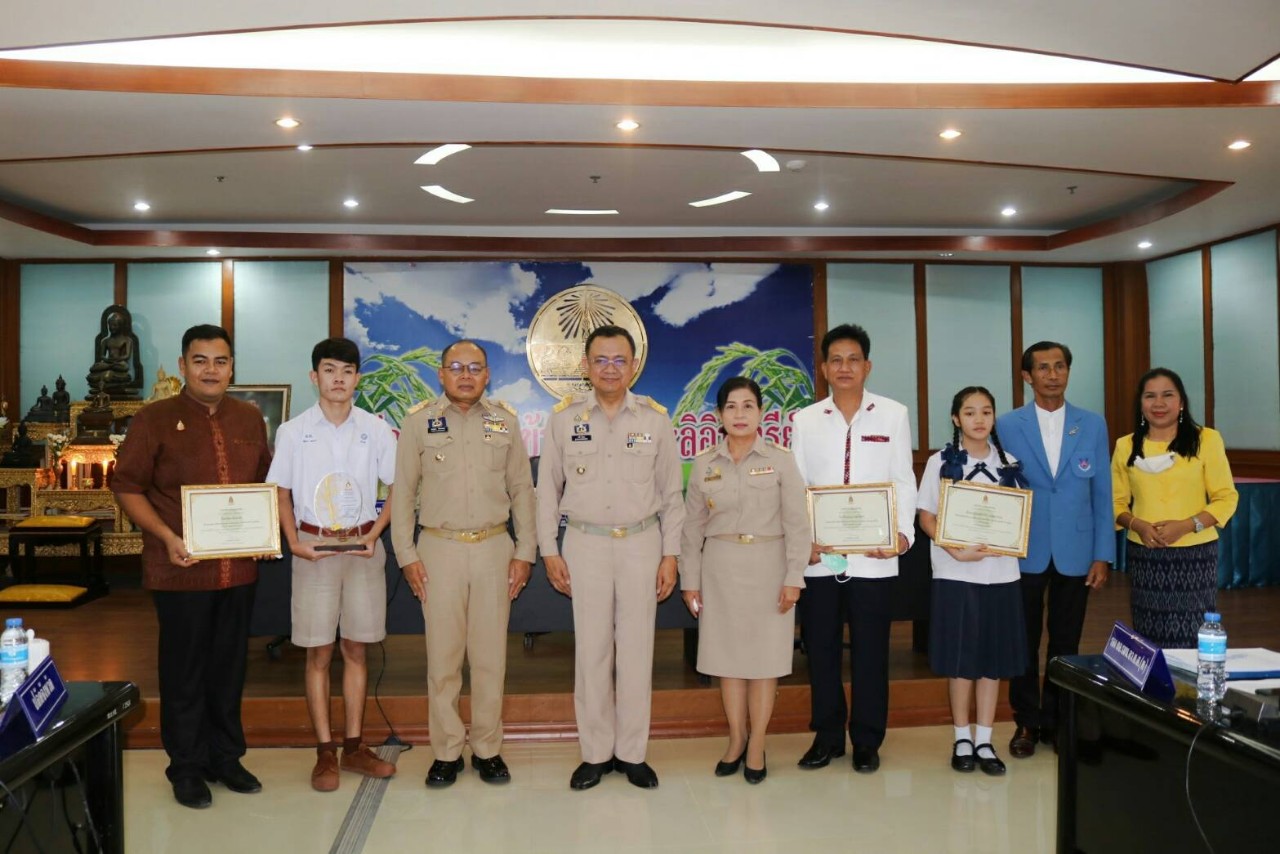 วัฒนธรรมจังหวัดยโสธรมอบโล่รางวัลและเกียรติบัตรเยาวชนต้นแบบประจำปี 2563