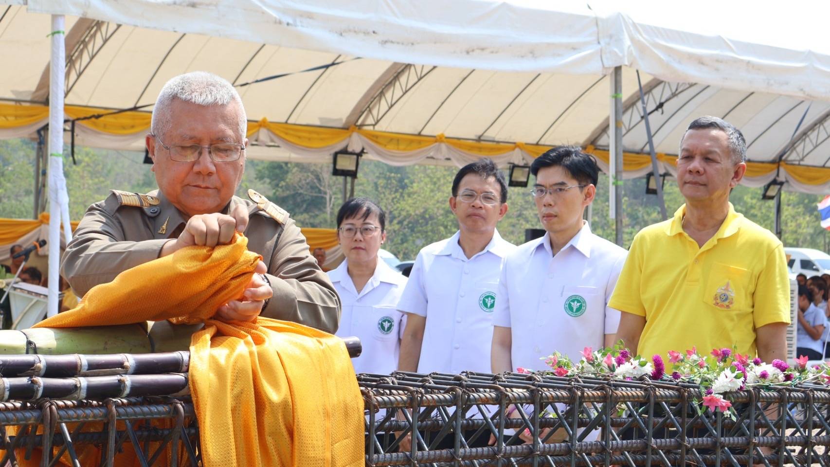 หัวหน้าแผนกราชการในพระองค์ 918  เป็นประธานพิธียกเสาเอก "อาคารเวฬุวันคิลานุปัฏฐาก" 