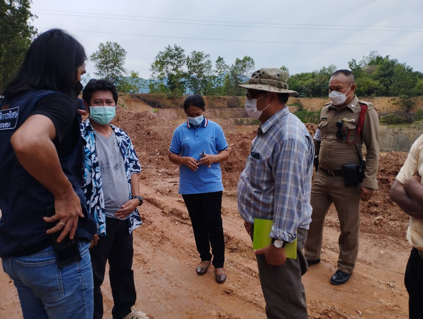  รวบนายทุนลักลอบขุดดินลูกรังไปขายบริเวณชุมชนมาบจันทร์ 