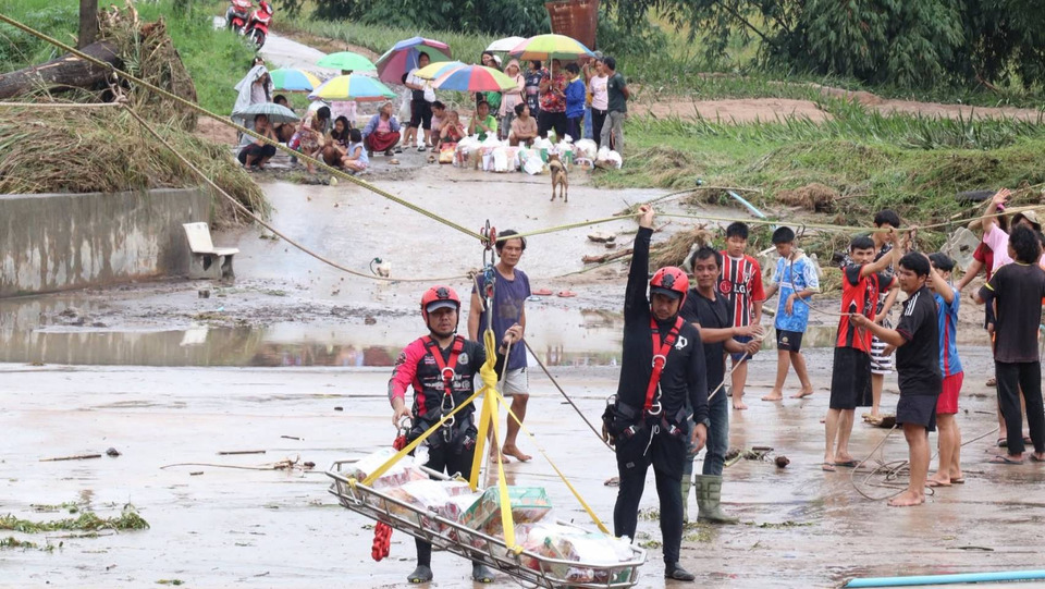 ชาวกะเหรี่ยงกว่า 100 ชีวิตติดเกาะ! ผู้ว่าอุทัยฯ เร่งช่วย-วางแผนสร้างสะพานแบรี่งชั่วคราวภายใน 5 วัน