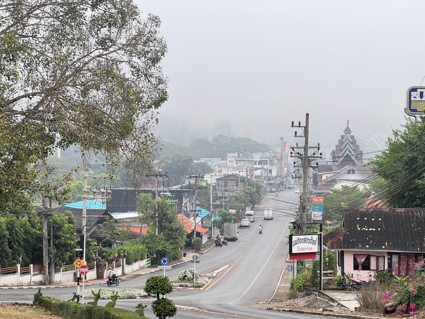 เมืองสามหมอกยังคงจมอยู่กับฝุ่นควันไฟป่าส่งผลให้ทัศนวิสัยลดเหลือเพียง 1 กม. 