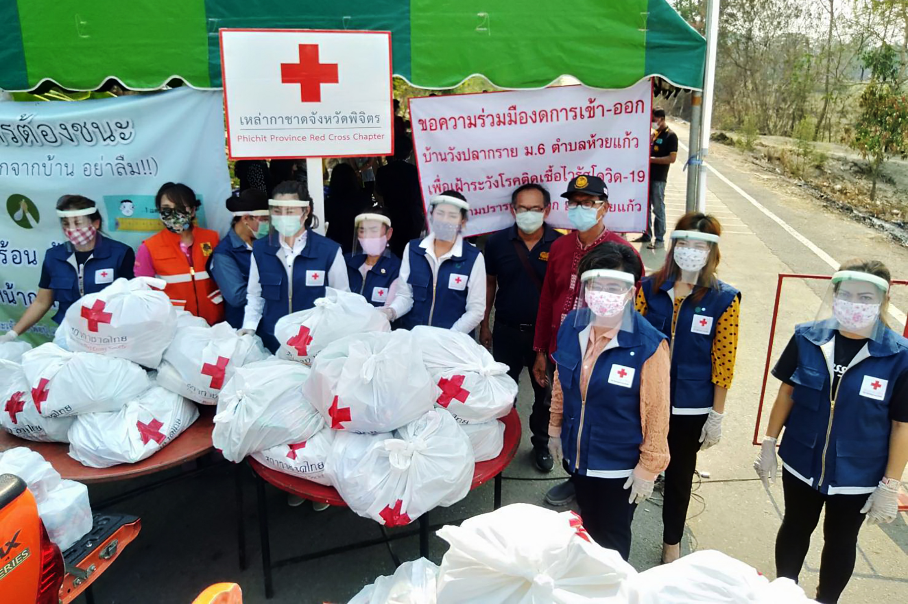 "กาชาดพิจิตร" ห่วงสั่งปิดหมู่บ้านเกรงชาวบ้านขาดแคลนอาหารเร่งนำเครื่องยังชีพแจกจ่าย