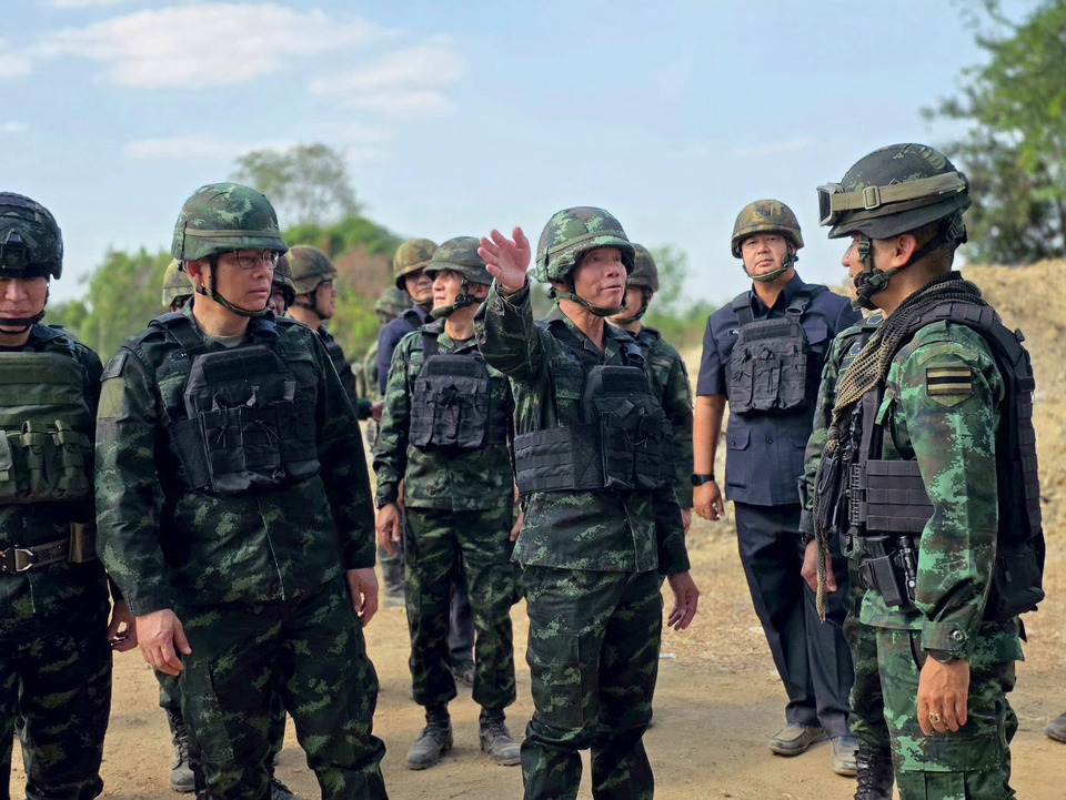 ผบ.ทหารสูงสุด ตรวจความพร้อมกองกำลังบูรพา มอบบังเกอร์–บำรุงขวัญกำลังพลแนวหน้า 