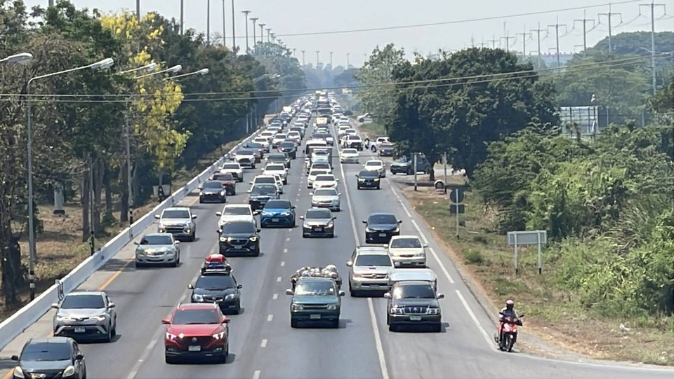 "อ่างทอง" รถล้นถนน มุ่งหน้าขึ้นเหนือช่วงหยุดยาว