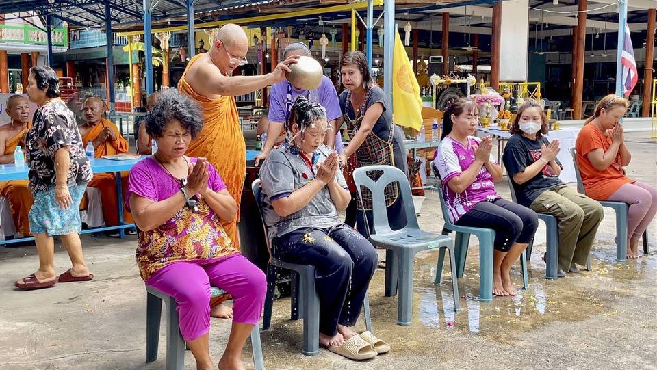 แห่อาบน้ำมนต์ใต้โบสถ์วังพญานาค เชื่อเสริมดวงพลิกชีวิต ไม่พลาดส่องเลขเด็ดหางประทัด