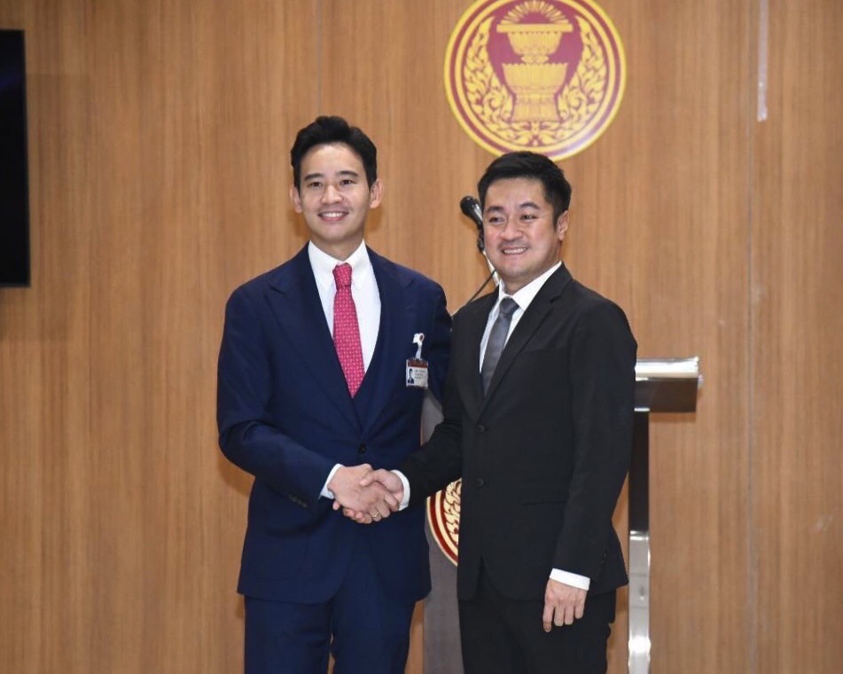 “พิธา” มั่นใจ วันโหวตนายกฯ ราบรื่นเหมือนวันนี้ เตรียมดัน กม.สำคัญที่เคยระบุไว้ ด้าน “ปดิพัทธ์” พร้อมเปิดกว้างทำสภาให้เป็นพื้นที่ของทุกคน ย้ำจุดยืน หนุน “สมรสเท่าเทียม”