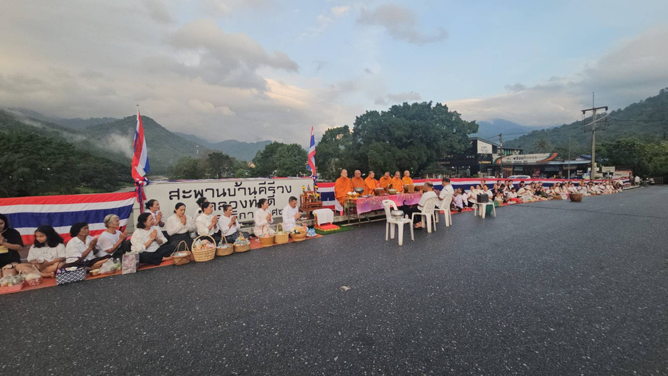 ชาวคีรีวงรวมใจทำบุญอุทิศ 27 ทหารผู้พลีชีพ ศึกเขมร พร้อมตักบาตรกลางชุมชน