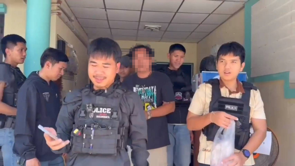 วงจรปิดมัดตัว! รวบหนุ่มกร่าง ชักปืนยิงขึ้นฟ้า ตบ-ถีบป้าร้านน้ำแข็ง อ้างฉุนถูกปาดหน้า