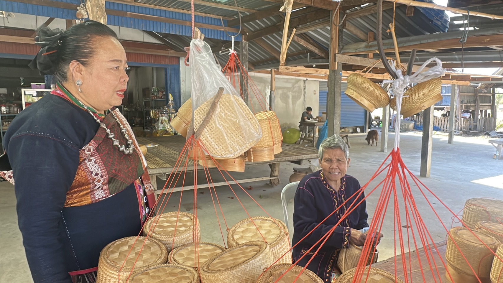 เกษตรกรชาวกาฬสินธุ์ ใช้เวลาว่างหลังจากฤดูเก็บเกี่ยวนาข้าวจำหน่ายเครื่องจักสานสร้างรายได้ 
