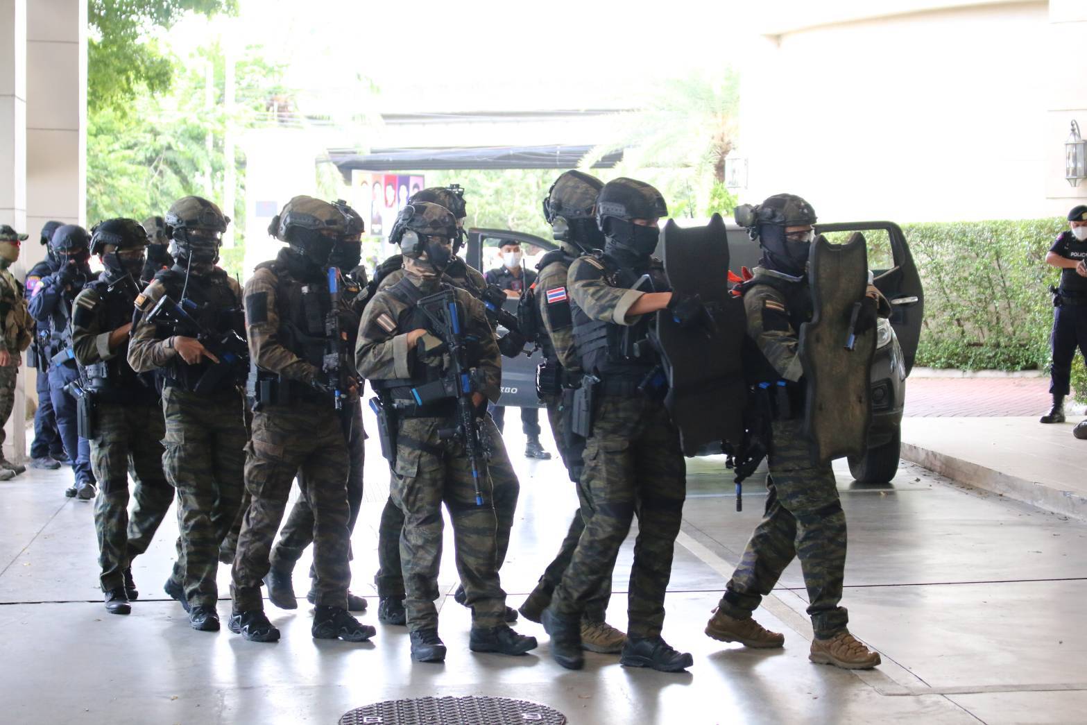 “ผบ.ตร.”นำคณะทูตชมฝึกซ้อมเสมือนจริงเหตุคนกราดยิงในห้าง ยันทุกหน่วยพร้อมรับมือการประชุมเอเปค