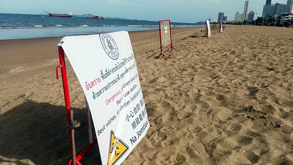 ทต.นาจอมเทียน ติดป้ายเตือนนักท่องเที่ยว "พื้นที่อันตราย" หลังชายหาดถูกกัดเซาะจากคลื่นลมมรสุม