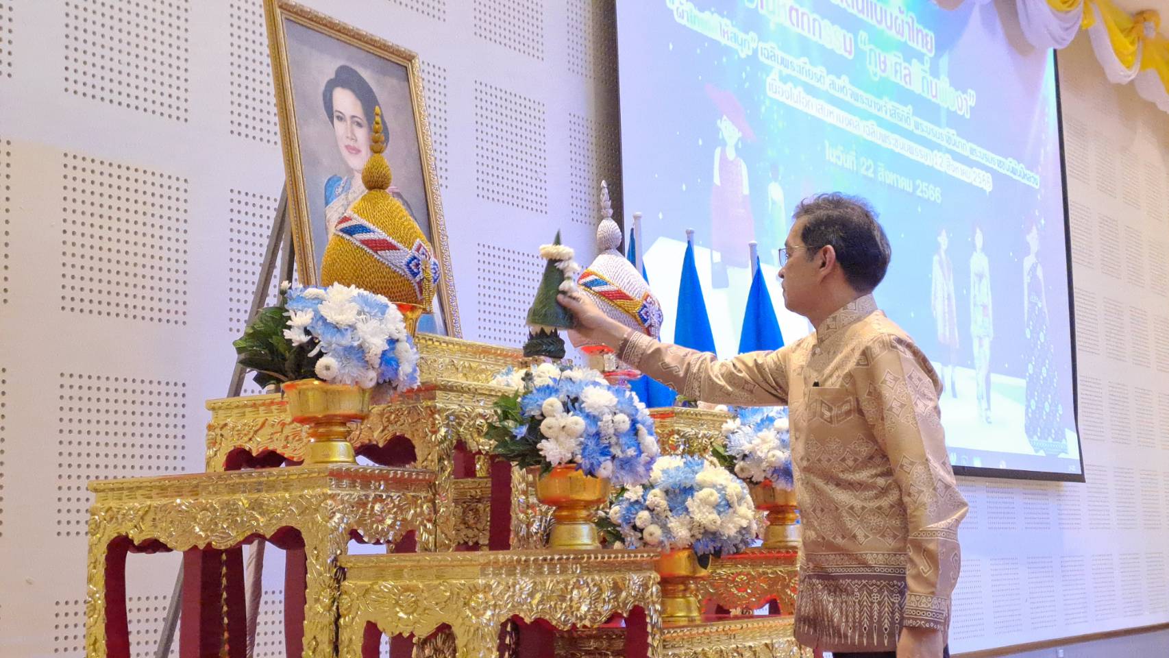 พังงาจัดแสดงและเดินแบบผ้าลายพระราชทาน“ลายดอกรักราชกัญญา"เฉลิมพระเกียรติพระบรมราชชนนีพันปีหลวง 
