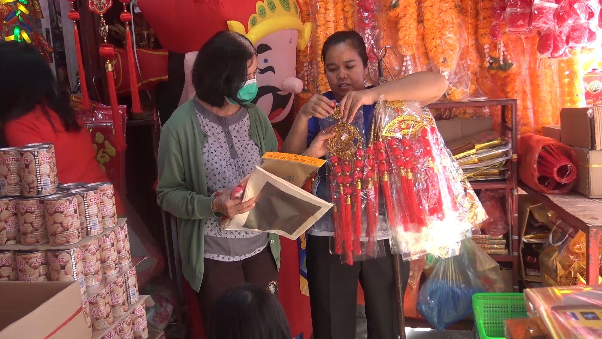 ชาวไทยเชื้อสายจีนสงขลาแห่ซื้อสิ่งของประกอบการไหว้เจ้ากันอย่างคึกคัก  