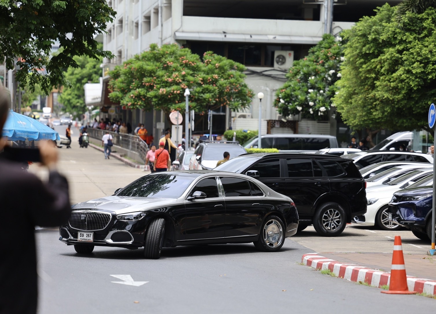 "ทักษิณ" พร้อมลูกสาว "เอม พินทองทา" เดินทางออกจากศาลอาญา หลังสืบพยานนัดแรกคดี ม.112