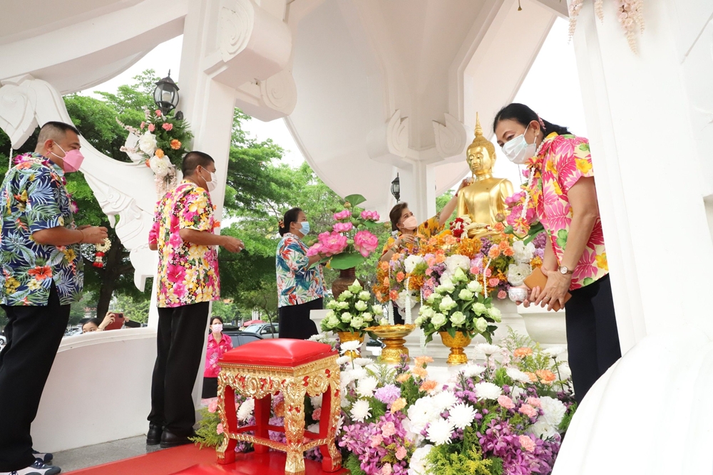 ปทุมธานี จัดพิธีสรงน้ำพระปทุมธรรมราช-สักการะศาลหลักเมือง เนื่องในเทศกาลวันสงกรานต์