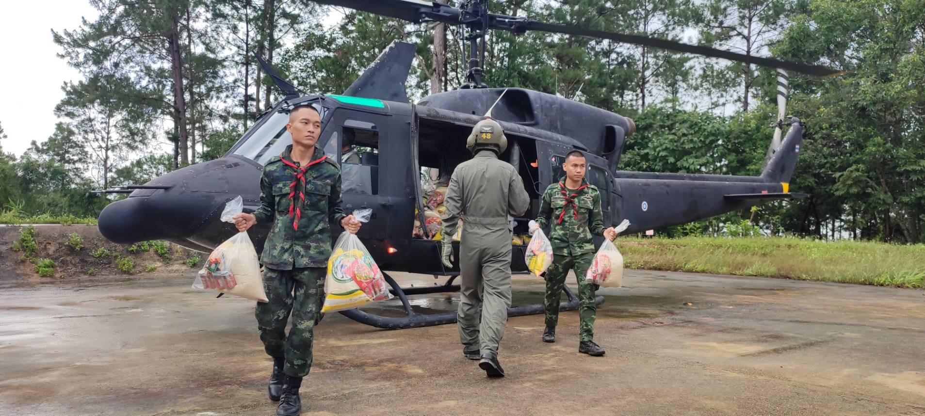 ทบ.ส่งกำลังสนับสนุนทางอากาศ ลำเลียงถุงยังชีพช่วยเหลือผู้ประสบอุทกภัยที่ถูกตัดขาดใน อ.เวียงป่าเป้า จ.เชียงราย    