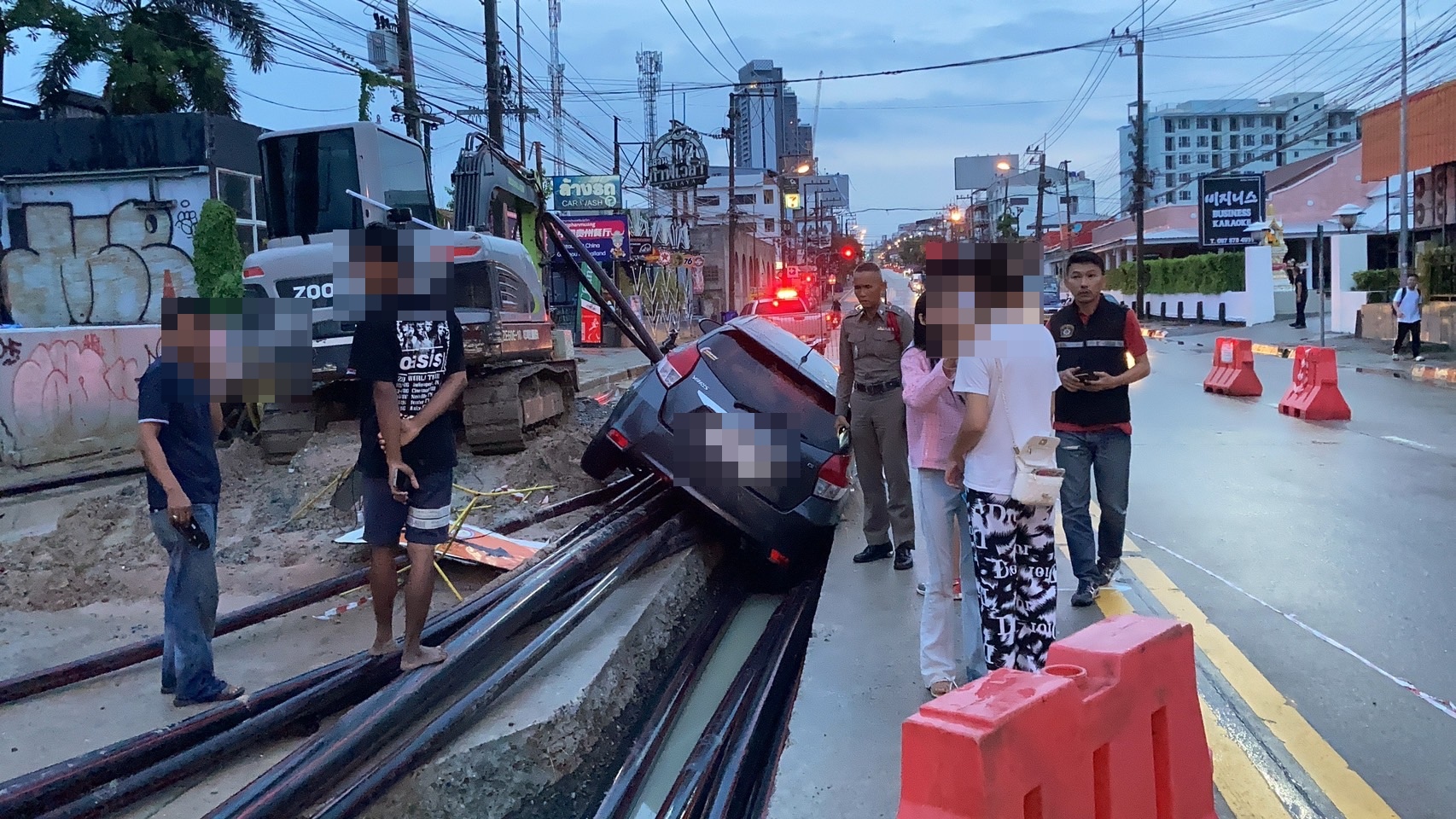 หนุ่มใหญ่เมาหนักควบเก๋งตกหลุมก่อสร้างสายไฟลงดินเสียหายยับ