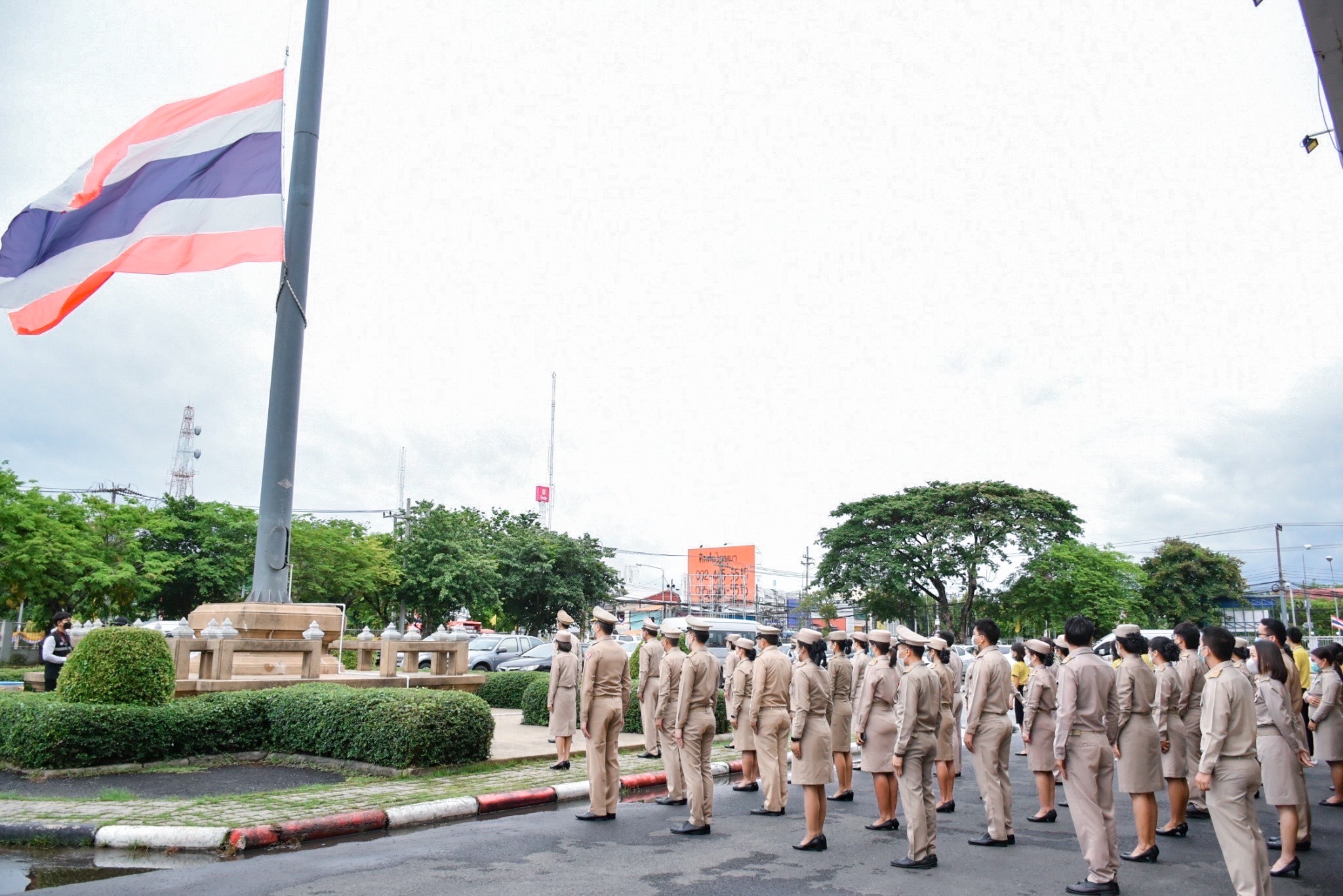 รองผู้ว่าฯร้อยเอ็ด นำส่วนราชการเคารพธงชาติ เพื่อปลูกจิตสำนึกและสร้างความภาคภูมิใจในความเป็นชาติไทย "ธงไตรรงค์ ธำรงไทย"