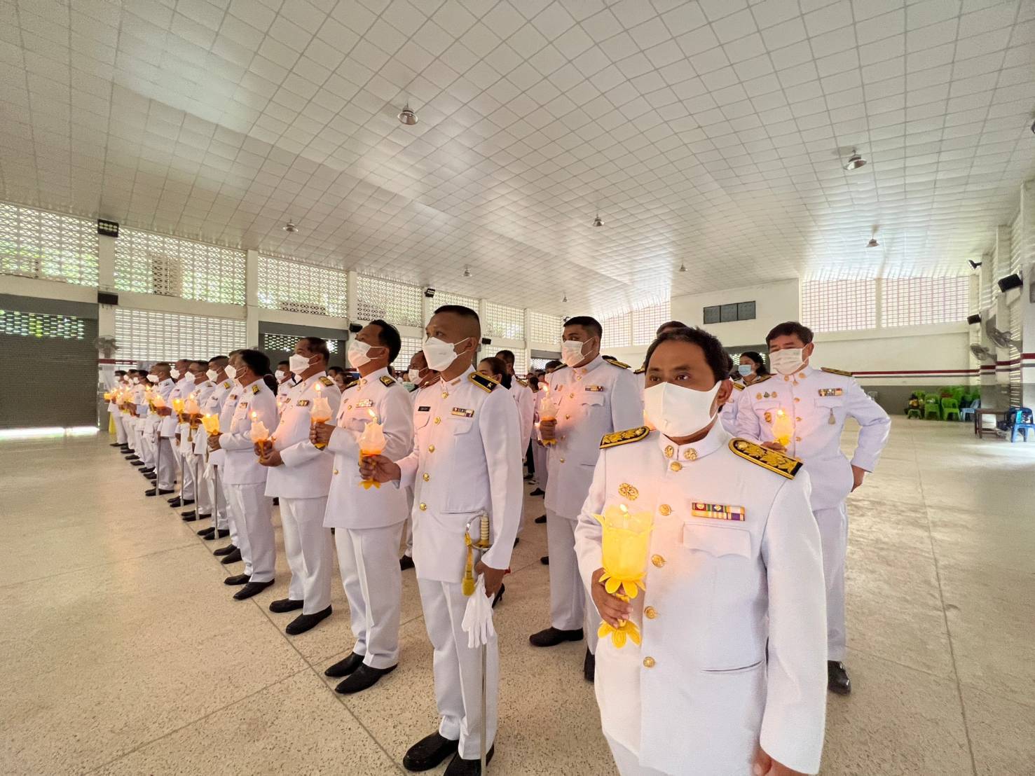 นายอำเภอสบเมย นำข้าราชการ และประชาชนทุกหมู่เหล่า จุดเทียนถวายพระพร