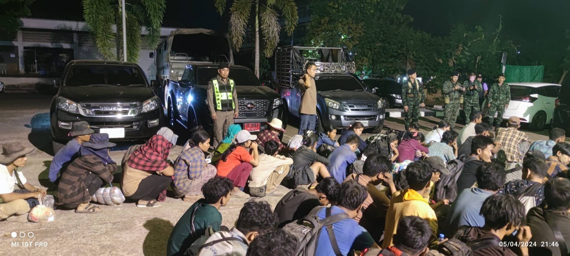 ตำรวจทางหลวงกาญจนบุรี จับต่างด้าวเถื่อนรายวัน 73 คน ติดตาม 4 คน พร้อมอาวุธปืนเครื่องกระสุน