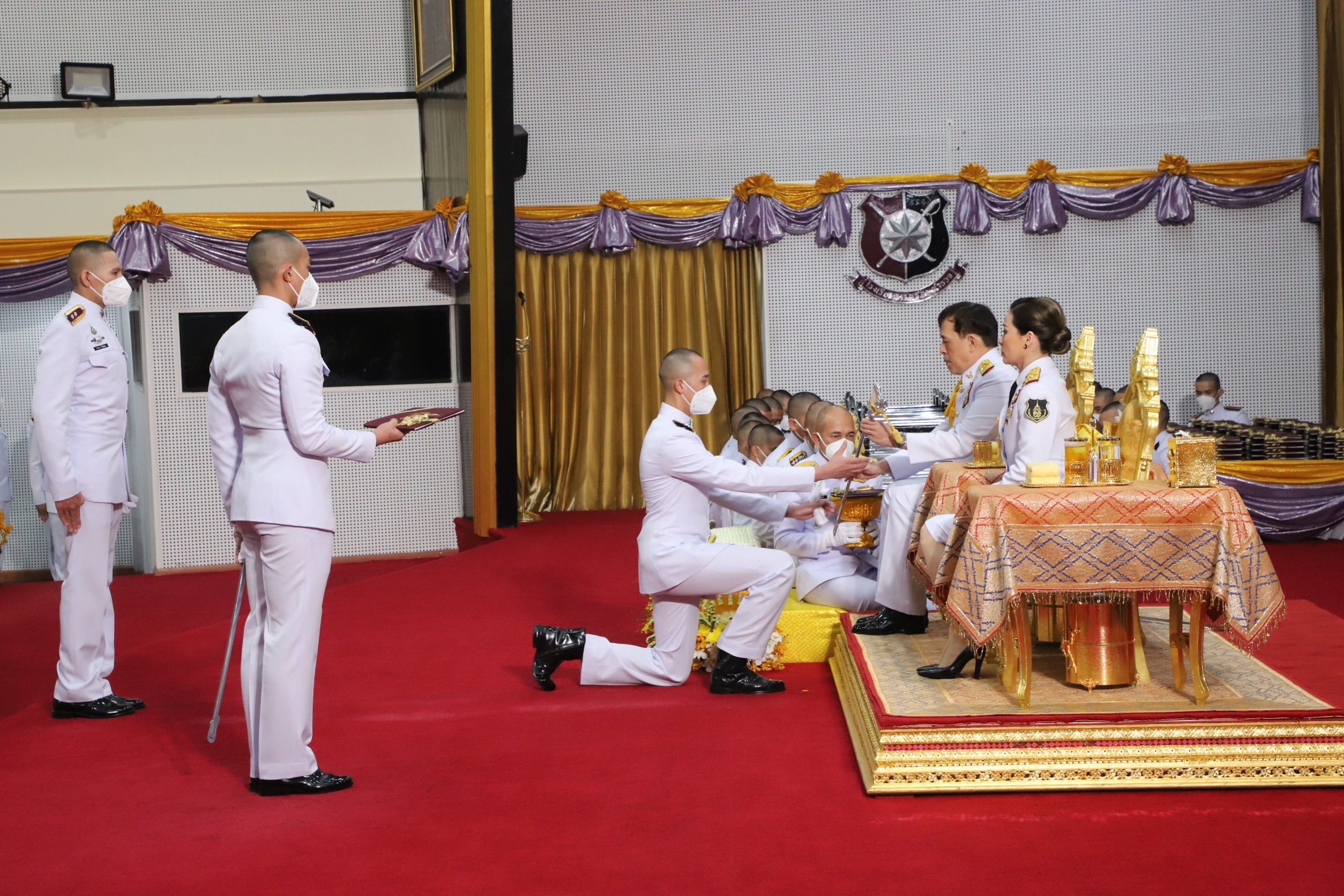 "ในหลวง-พระราชินี" เสด็จพระราชทานกระบี่และปริญญาบัตรแก่ผู้สำเร็จการศึกษาจากโรงเรียนนายร้อยตำรวจ