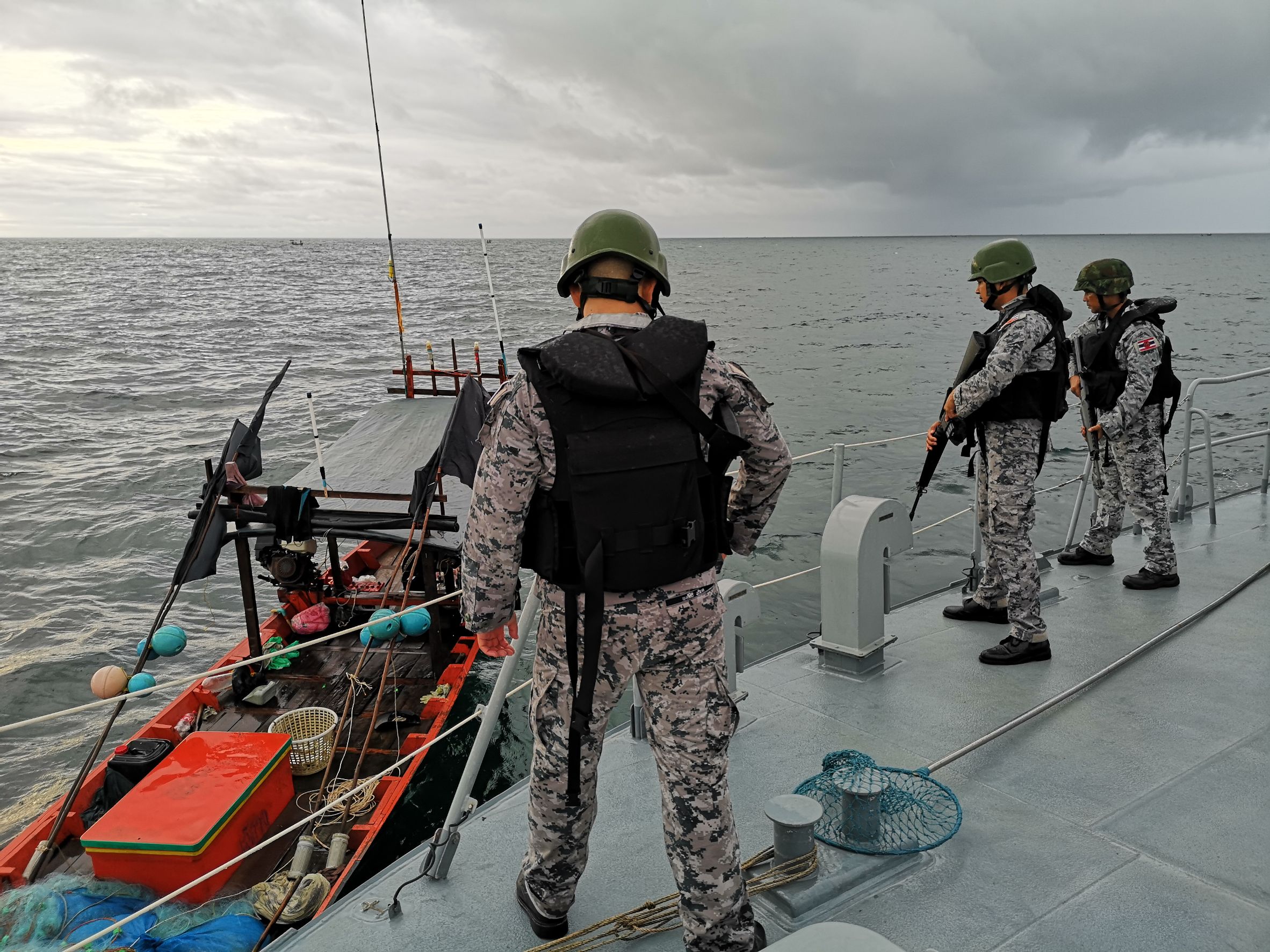  ทัพเรือภาคที่ 1 ผลักดันกลุ่มเรือประมงเพื่อนบ้านรุกล้ำน่านน้ำไทย 