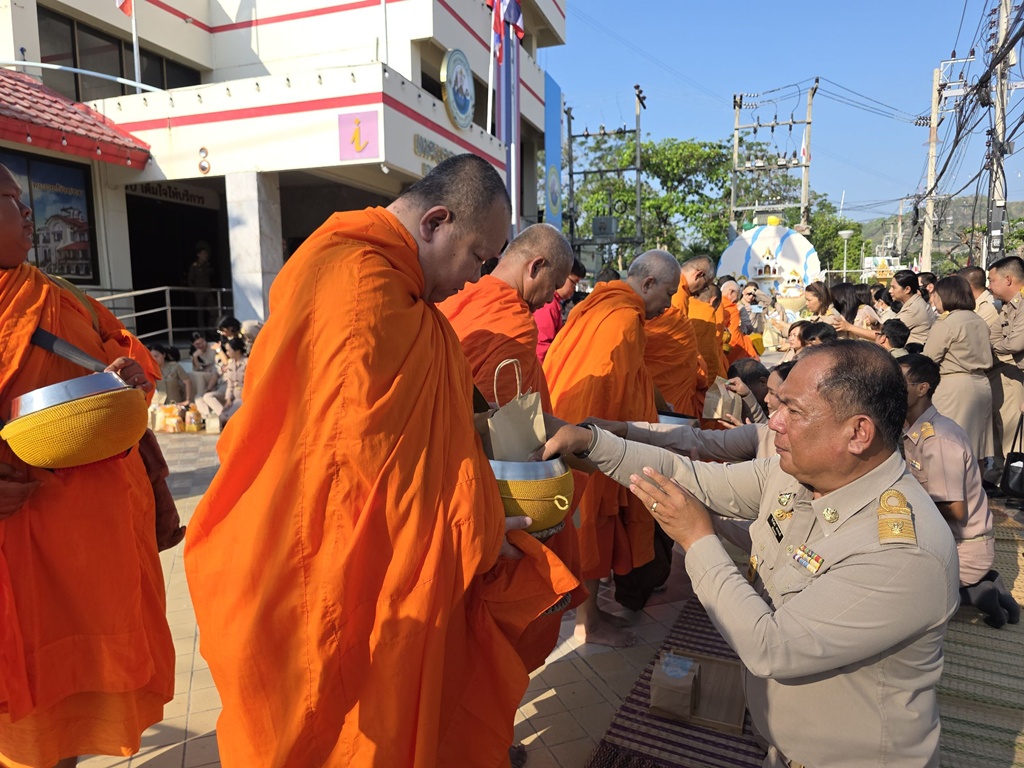 "เทศบาลนครหัวหิน" ทำบุญตักบาตร ฉลองการยกฐานะเป็น "เทศบาลนคร"
