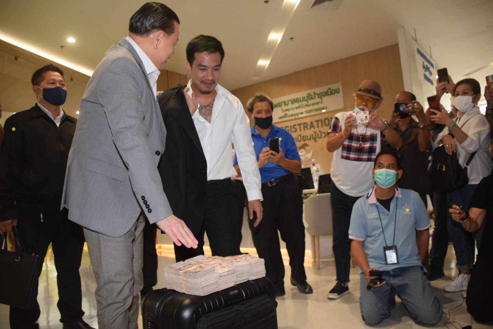 "สันธนะ" ควง "เสี่ยโป้" หอบ 2 ล้านบริจาคศิริราช พูดจริงทำจริงบริจาคจริง