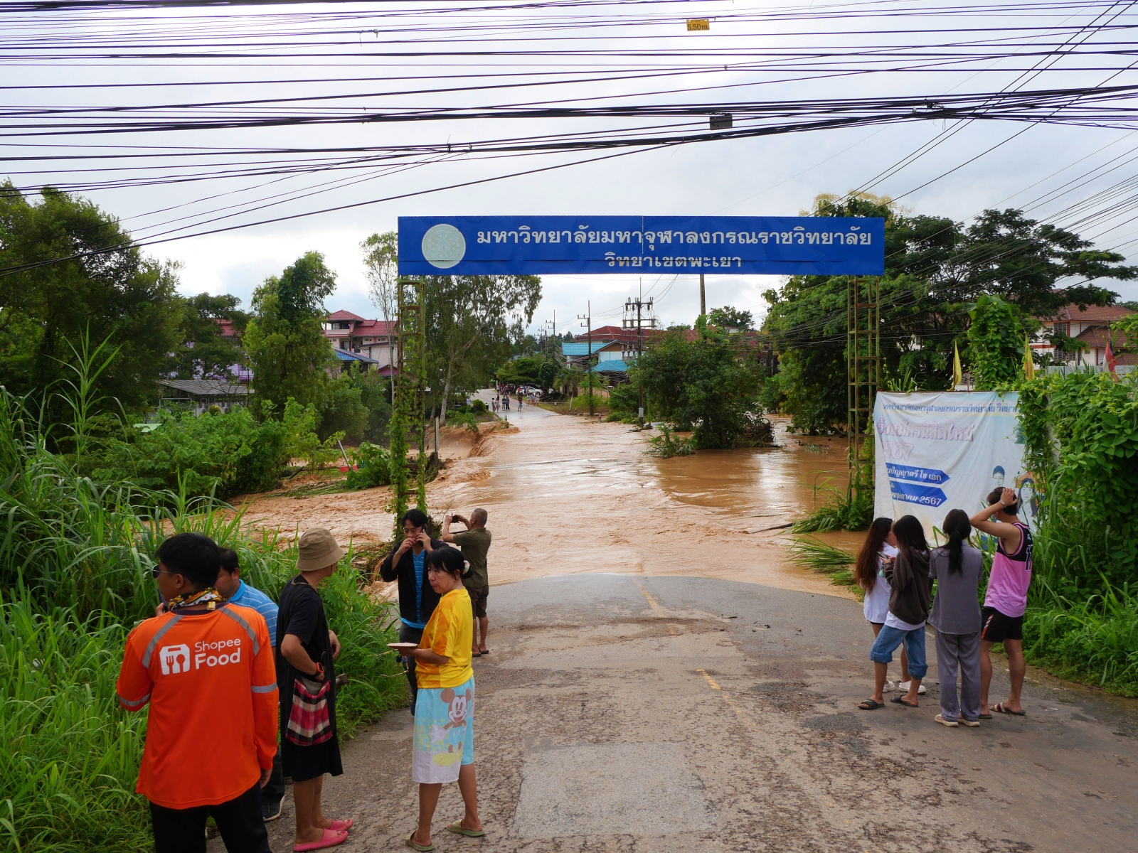  น้ำทะลักเข้าบ้านเรือนและหอนักศึกษา'ม.พะเยา'พบคนเจ็บอื้อ