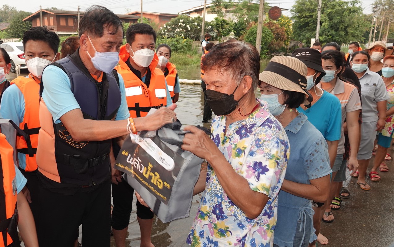 “บิ๊กแจ๊ส”ร่วมกับมูลนิธิมิราเคิล ออฟไลฟ์ลงเรือมอบถุงยังชีพในพื้นที่ยังไม่ได้รับการช่วยเหลือ