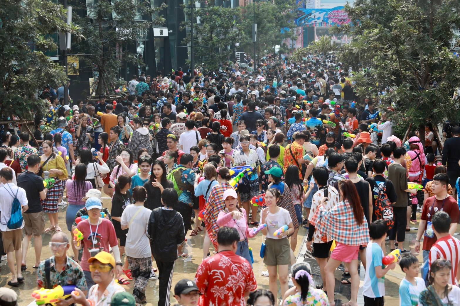  ส่องสีสันการเล่นน้ำสงกรานต์ที่สยามสแควร์ (ประมวลภาพ)