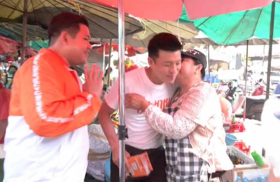 เขินตัวบิด ! แม่ค้าตลาดมหาชัยขอถ่ายรูป "เท้ง" แถมหอมแก้มฟอดใหญ่  มั่นใจ "ปชน." รักษาพื้นที่สมุทรสาครได้ 