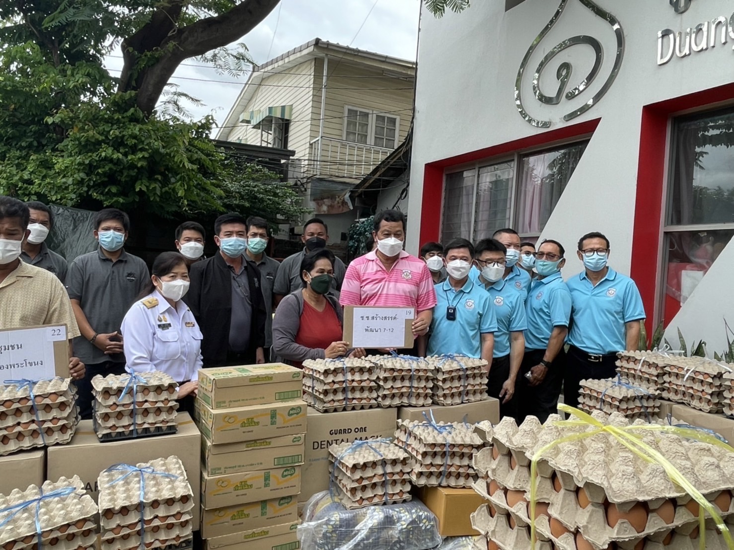 กรมศุลกากร ร่วมกับสมาคมสโมสรศุลกากร-ชมรมกอล์ฟนายด่านฯ บริจาคสิ่งของแก่มูลนิธิดวงประทีป-25 ชุมชนคลองเตย