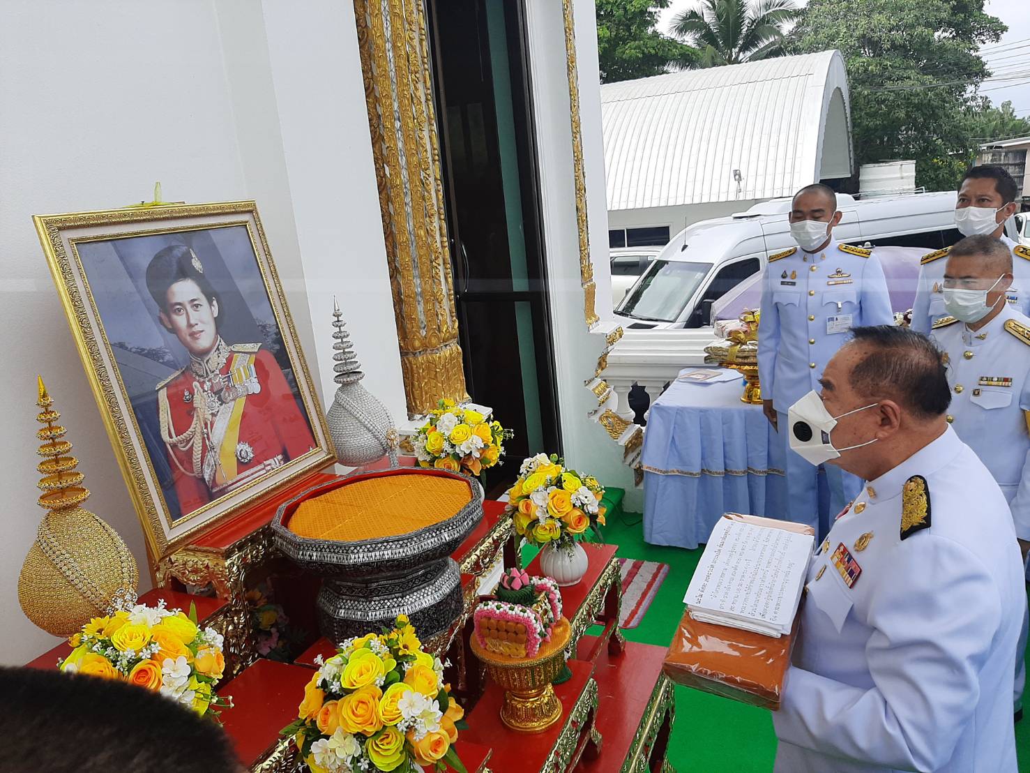 บิ๊กป้อม อัญเชิญผ้าพระกฐินพระราชทาน ทอดถวายวัดสมานรัตนาราม