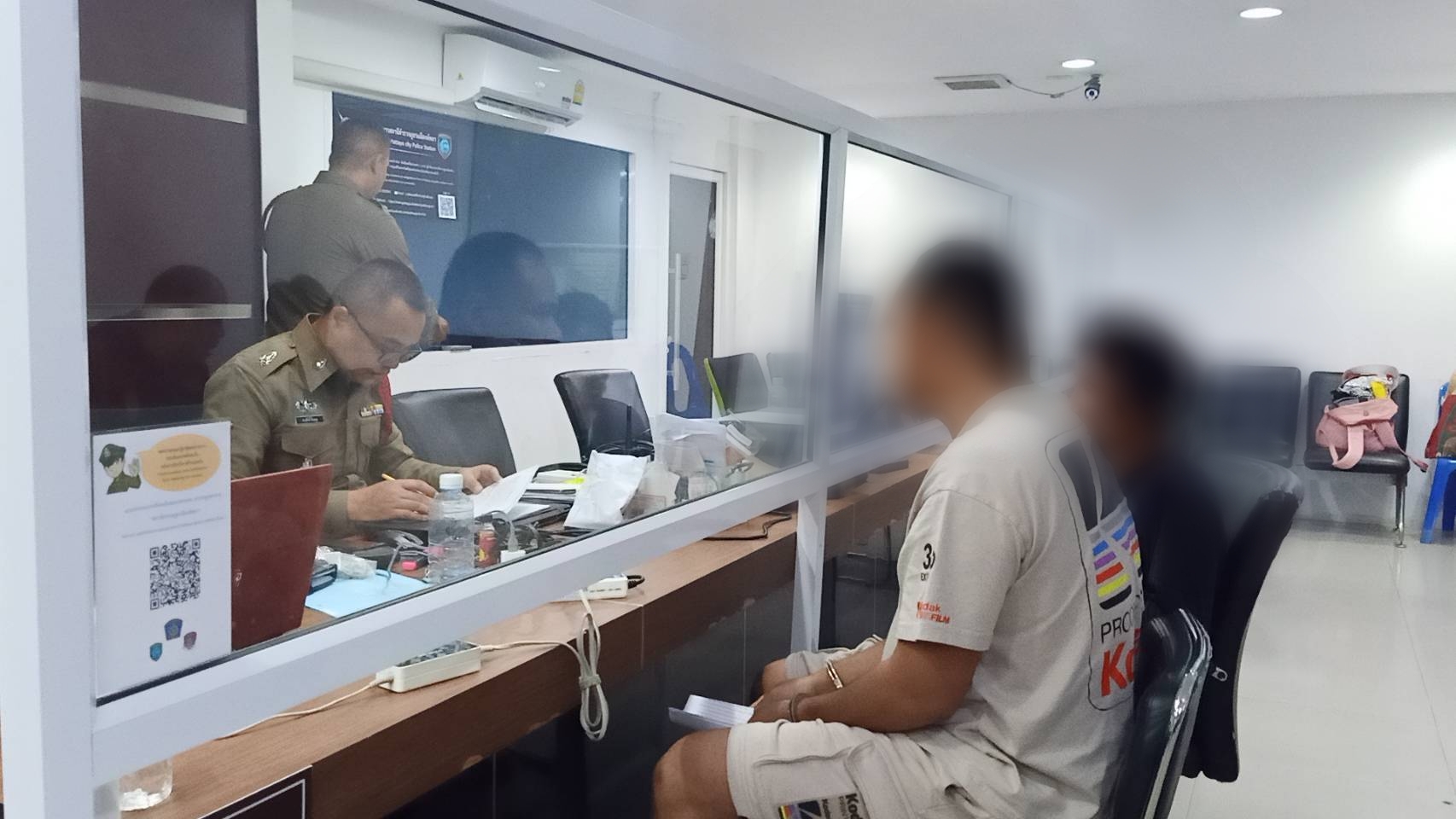 ตำรวจพัทยาล่อซื้อวัยรุ่นลักลอบขายปืนเถื่อน