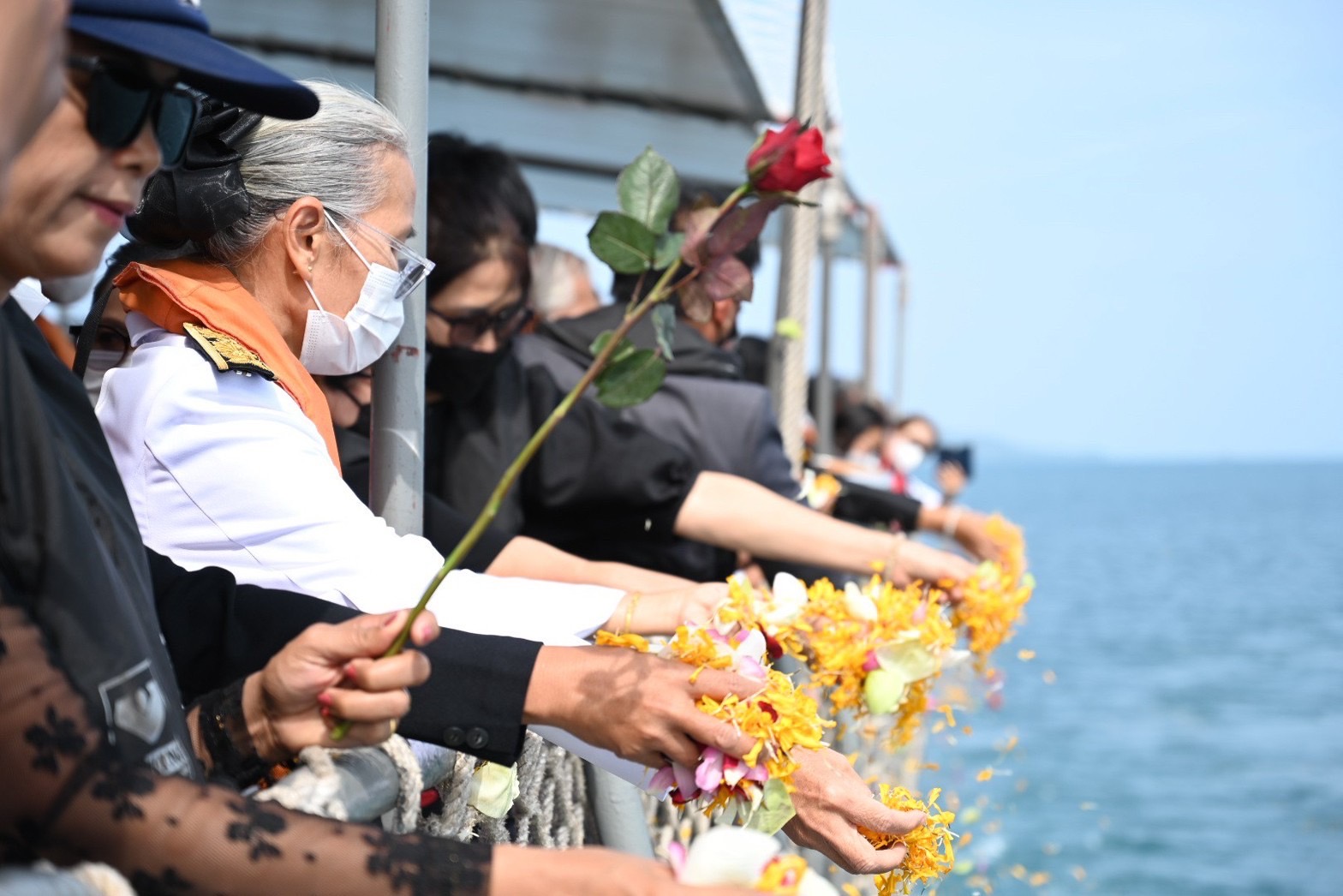ผบ.กองเรือยุทธการ นำญาติ ลอยอังคารอัฐิ 3 กำลังพล รล.สุโขทัยอับปาง ที่อ่าวสัตหีบ  