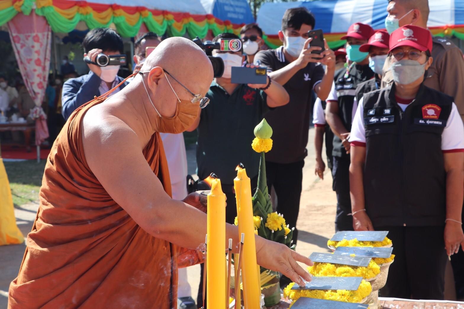 ร้อยเอ็ดจัดพิธีเททองหล่อพระบาง พระเจ้าอู่คำ 9 องค์นำฤกษ์ พิธีวางศิลาฤกษ์เจดีย์แปดหมี่นสี่พันพระธรรมขันธ์ วัดบ้านดอนเกลือ อ.ทุ่งเขาหลวง