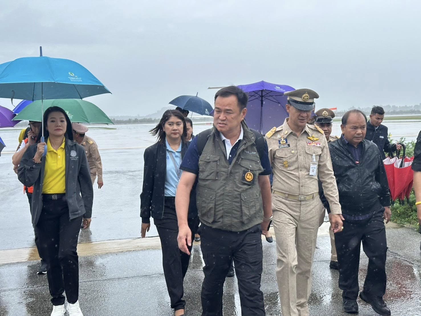 "4 รมต." ลุยแก้น้ำท่วมใต้ "อนุทิน" คอนเฟอเรนท์ เข้าที่ประชุมครม.ให้คำมั่นประชาชนไม่ถูกทอดทิ้ง 