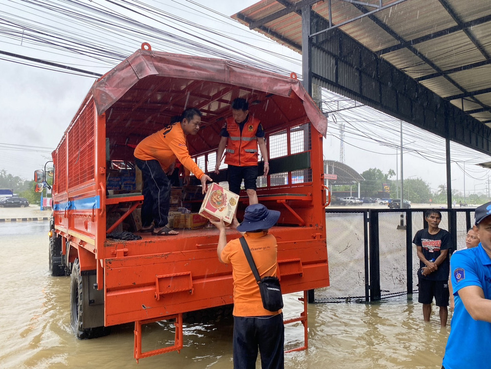 ปภ.มอบวัตถุดิบให้ร้านอาหารในหาดใหญ่ประกอบเลี้ยงผู้ประสบภัย - นำรถยกสูงอพยพผู้ตกค้างไปศูนย์พักพิง มอ.