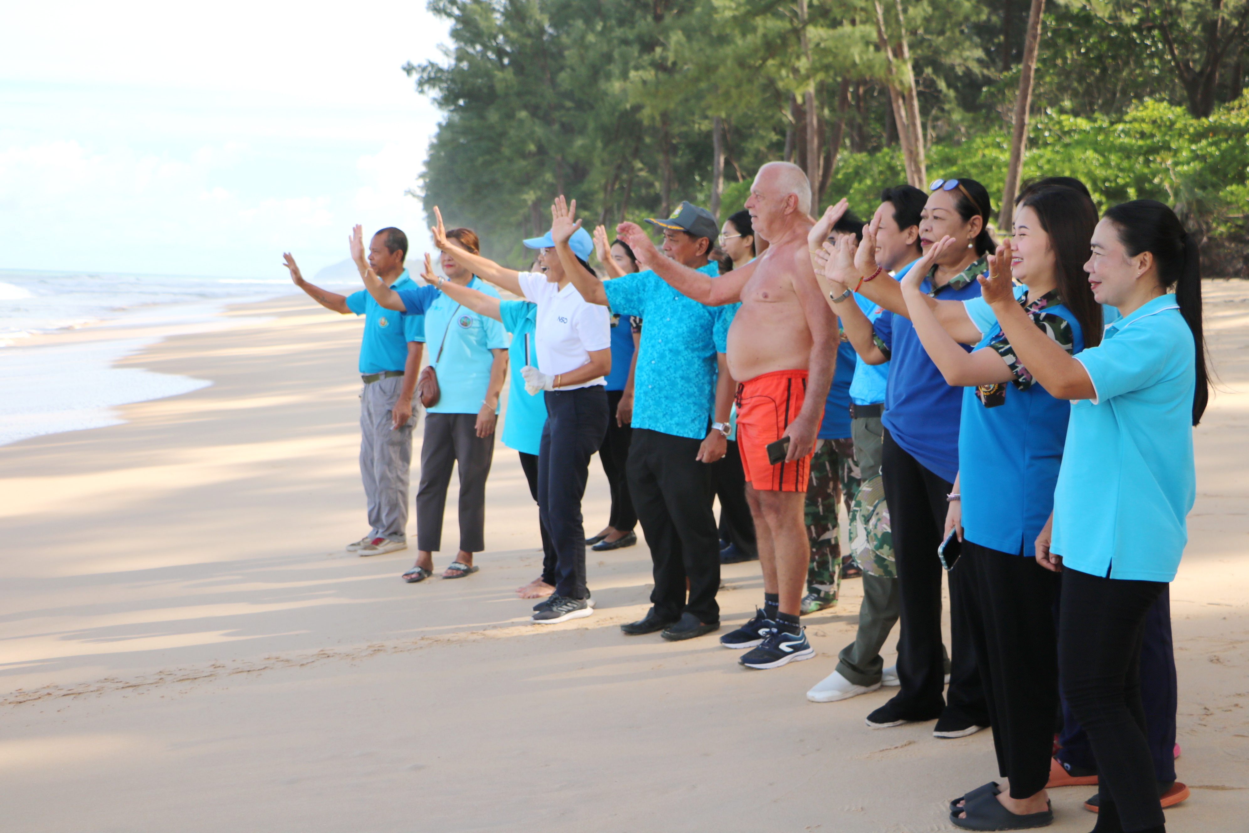 พังงาปล่อย'น้องสิงหา'เต่ากระติดเศษอวนเกยตื้นหวิดดับกลับสู่ท้องทะเลที่หาดท้ายเหมือง