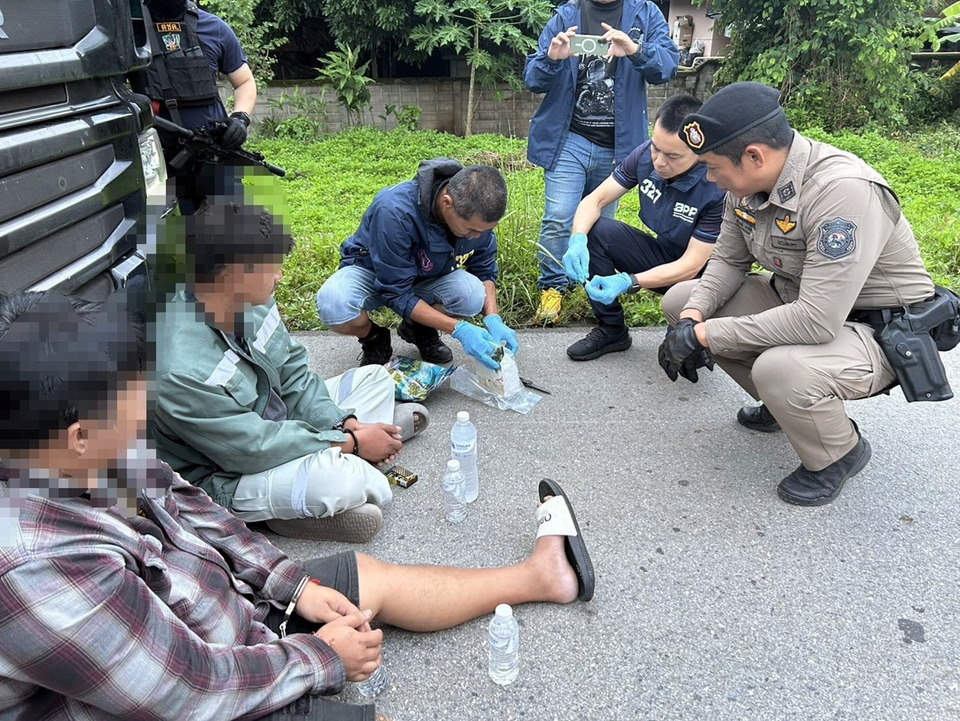 ตชด.327 สกัดรถบรรทุกช่องลับ ซุกยาไอซ์ 300 กก. รวบ 2 ผู้ต้องหาคาด่านเชียงราย