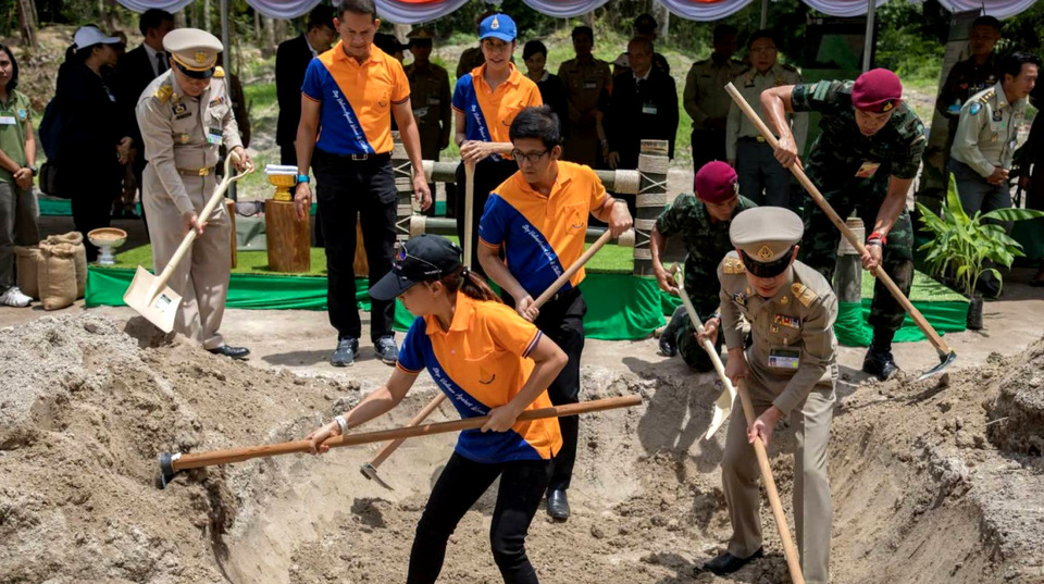 "มาแล้ว...แค่เทเกลือได้อย่างไร" ย้อนรอยพระเมตตา 'เจ้าฟ้าพัชรกิติยาภา' ทรงคว้าจอบสร้างโป่งเทียมกลางป่าเขาชะเมา
