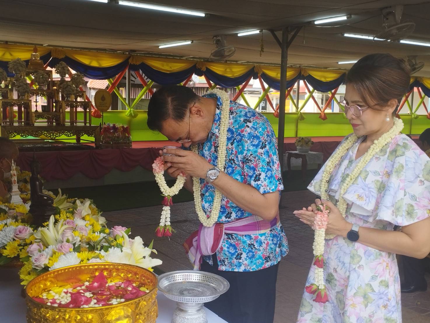 พ่อเมืองยโสธร นำภาครัฐภาคเอกชนและประชาชนสรงน้ำพระแก้วหยดน้ำค้างพระคู่บ้านคู่เมือง