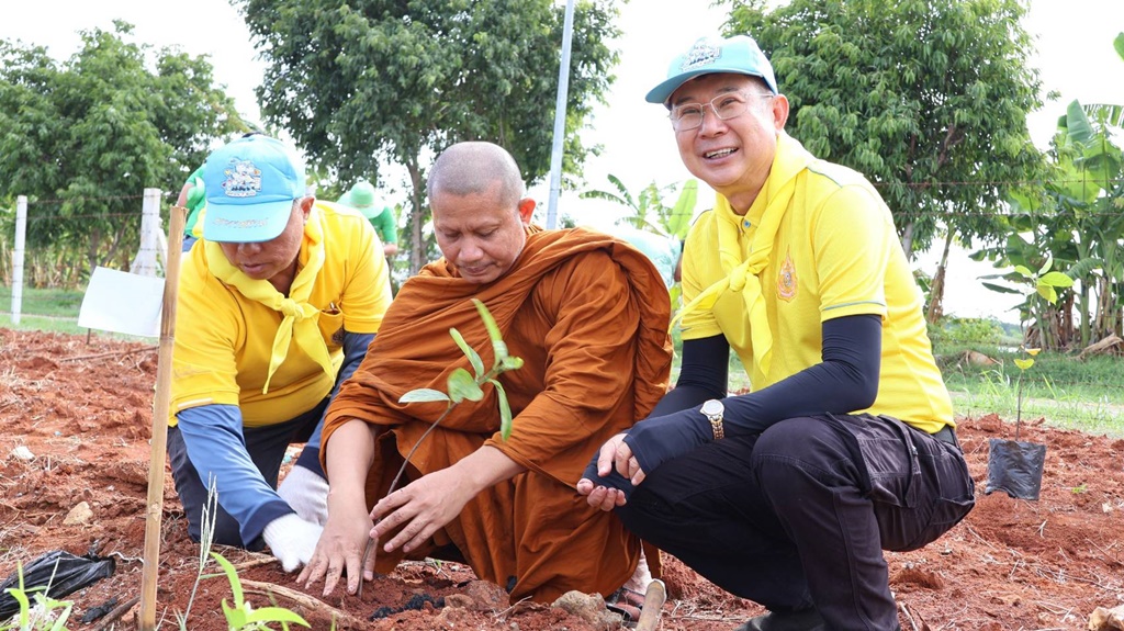 อบต.ช่องสาริกา พร้อมใจร่วมปลูกต้นไม้เฉลิมพระเกียรติ "ในหลวง" ในโอกาสมหามงคล 6 รอบ
